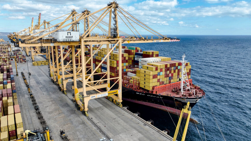 MSC Oscar отримує берегове живлення в Туреччині