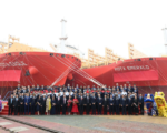 Сингапурська судноплавна компанія Pacific International Lines (PIL) отримала від китайської верфі Jiangnan перші замовлені двопаливні контейнеровози місткістю 14 тис TEU. 16 жовтня дві новобудови охрестили на верфі, давши їм імена Kota Eagle та Kota Emerald. Ці контейнеровози стали першими з чотирьох найбільших суден у флоті PIL, які будуть поставлені в рамах програми оновлення флоту компанії, і першими, що повністю працюють на СПГ. Кожен контейнеровоз має довжину 335 метрів і ширину 51 метр і використовуватиме штучний інтелект (AI) та Інтернет речей (IoT), що дозволить оптимізувати операції та маршрути. Судна курсуватимуть між Далеким Сходом і Латинською Америкою. Нові контейнеровози мають незвичний для компанії червоний колір корпусу. Розпочавши програму оновлення бренду у 2024 році, PIL поступово змінюватиме колір корпусу всіх своїх суден з чорного на червоний. В рамах програми оновлення та модернізації флоту PIL замовила ще 11 двопаливних контейнеровозів, серед яких два судна місткістю 14 000 TEU, чотири місткістю 8 000 TEU і п’ять місткістю 13 000 TEU. Вони поступово будуть доставлені протягом наступних кількох років. Контейнеровози PIL