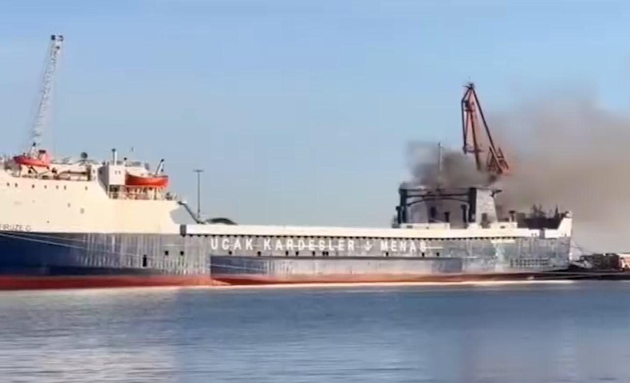 Ro-Ro судно FIRUZE G загорілося в Самсуні