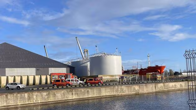 Chemical tanker leaks phosphoric acid