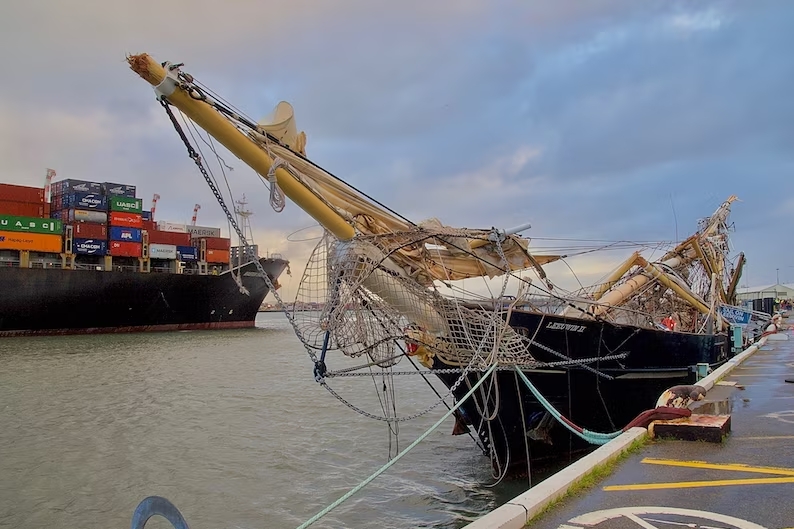 Collision between Maersk Shekou and the tall ship STS Leeuwin II