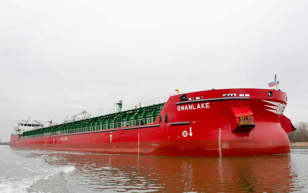 Toxic gas leak on Swanlake tanker kills Russian sailor
