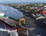 Vessel grounds in Philippines amid typhoon threat
