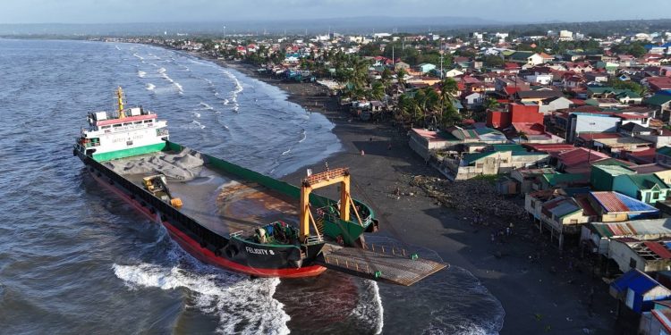 Vessel grounds in Philippines amid typhoon threat