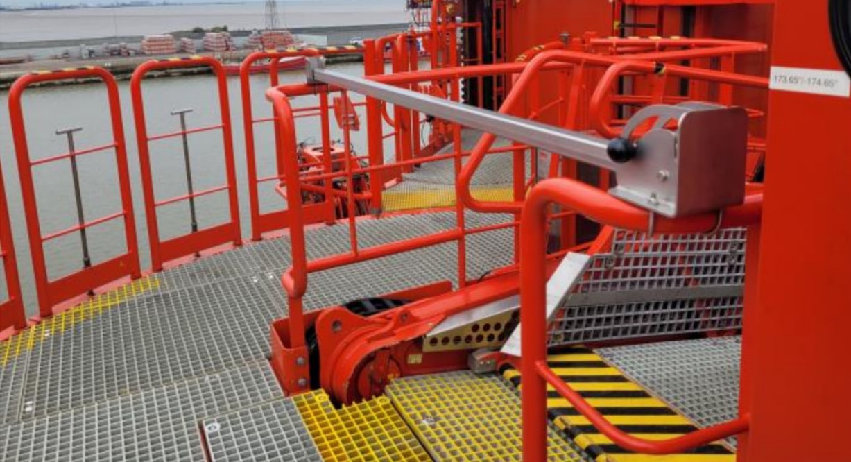 Crew member suffers serious foot injury when a telescopic gangway moved unexpectedly