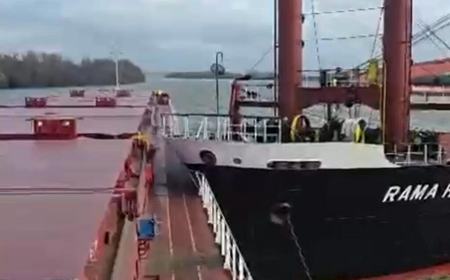 BULKER СOLLIDES WITH ANCHORED VESSEL ON THE DANUBE