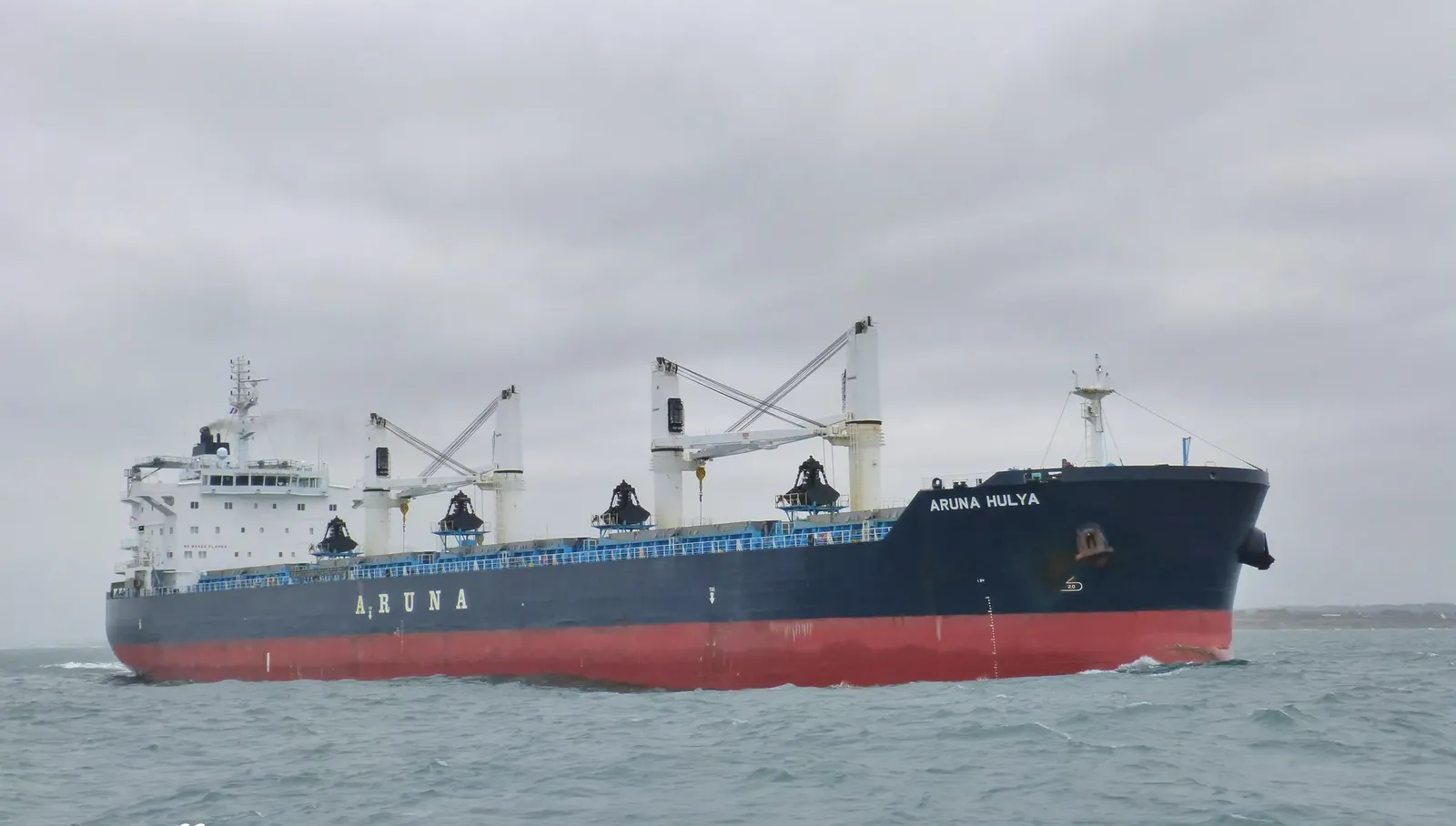 22 crew members of the bulker Aruna Hulya were arrested in Lagos after authorities discovered 31.5 kg of cocaine hidden in a cargo hatch.