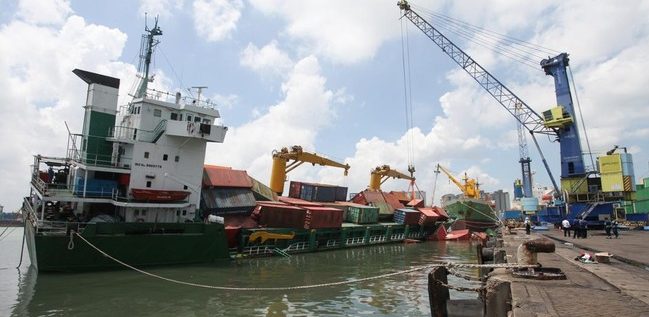 Pacific 88 listed at Tanjung Perak, causing containers to fall overboard