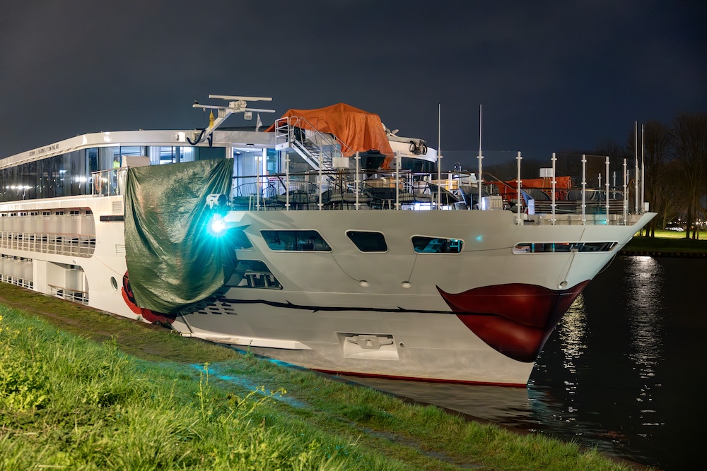 A-Rosa Sena bridge collision