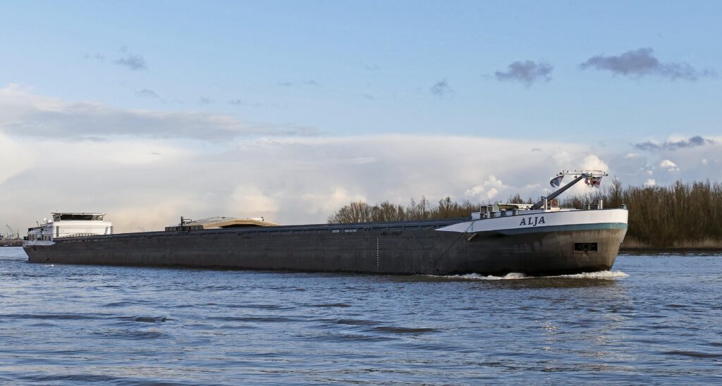Self-propelled barge Alja