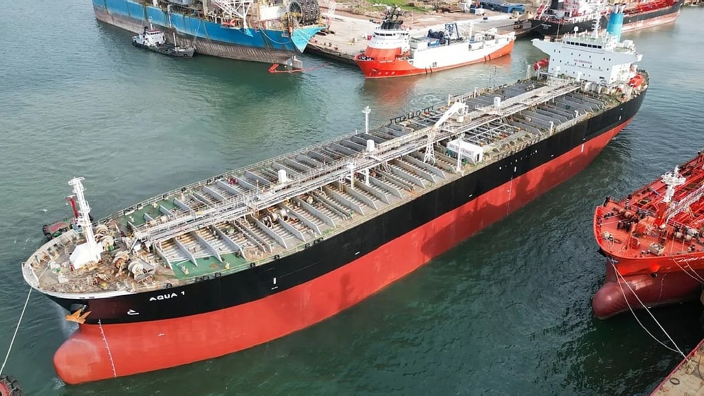 Missile strikes tanker off Qatar