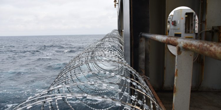Piracy resurges off Somalia amid shipping crisis