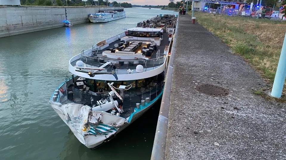 River cruise ship Anna Katharina strikes Vienna lock