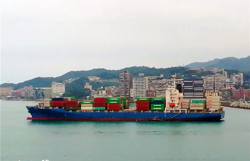 Korean container ship rescues tug crew in South China Sea